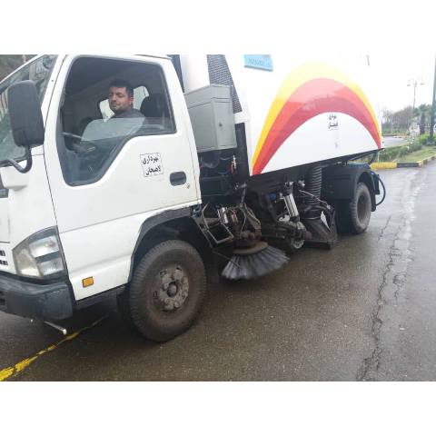  شهردار لاهیجان از خرید ماشین مکانیزه جاروی شهری خبر داد 